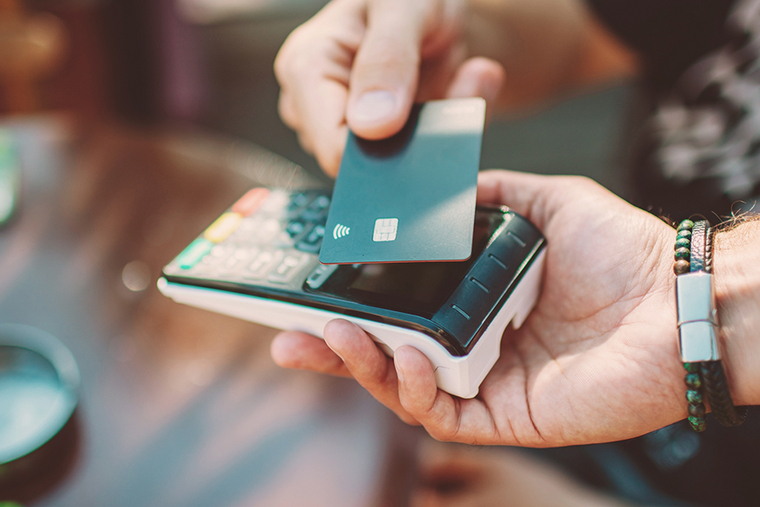 Kunde zahlt in der Gastronomie an einem POS-Terminal  mit Karte