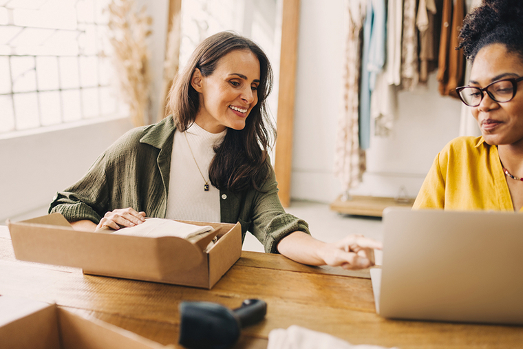 Zwei Frauen verpacken eine Omnichannel-Bestellung 