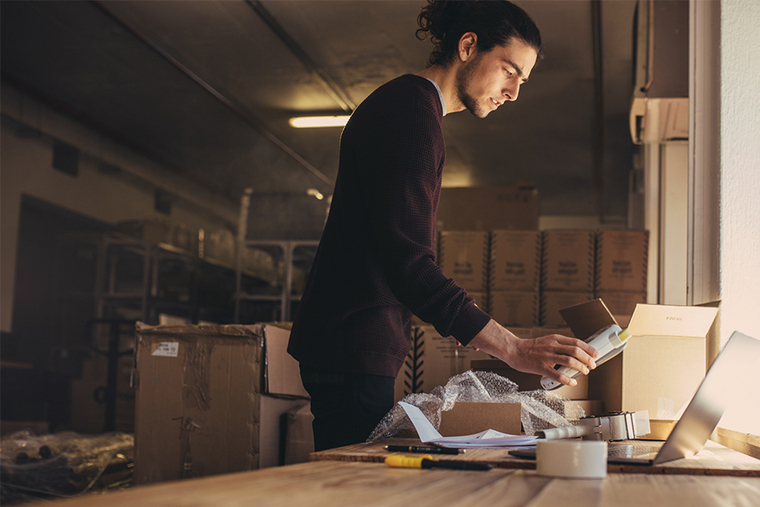 Händler verpackt eine Bestellung 