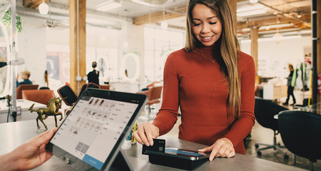 Kunde zahlt an einem POS-Terminal in einem Geschäft mit Karte