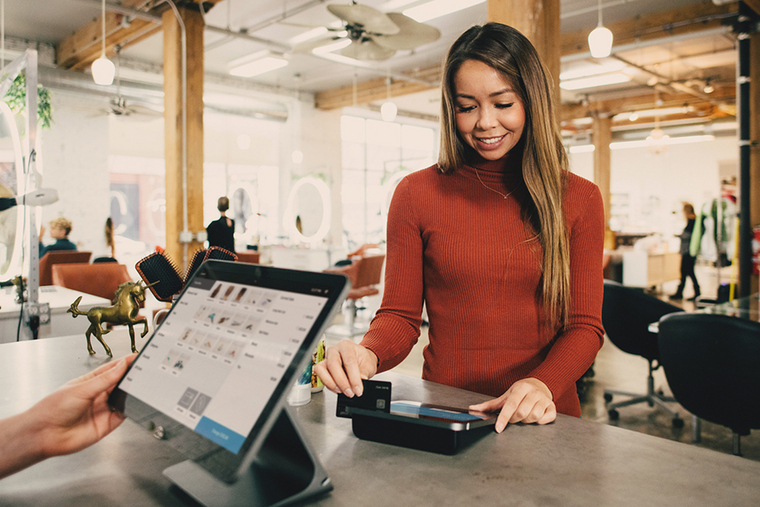 Kunde zahlt an einem POS-Terminal in einem Geschäft mit Karte