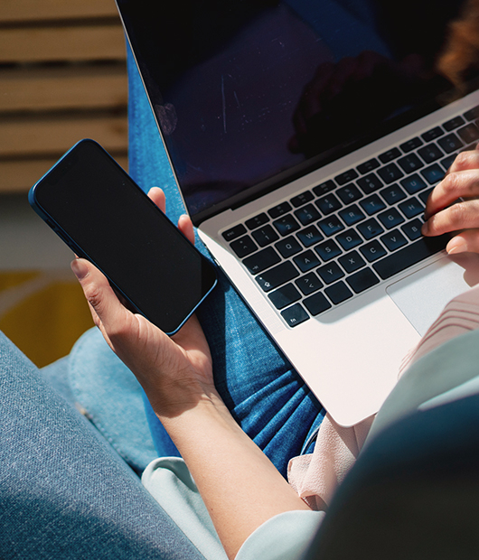 Kundin bezahlt ihren Einkauf online im E-Commerce
