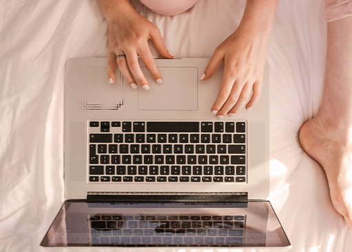 Eine Person kauft online mit ihrem Laptop ein