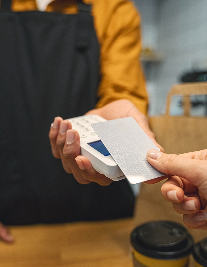 Kunde zahlt an einem POS-Terminal in einem Geschäft mit Karte
