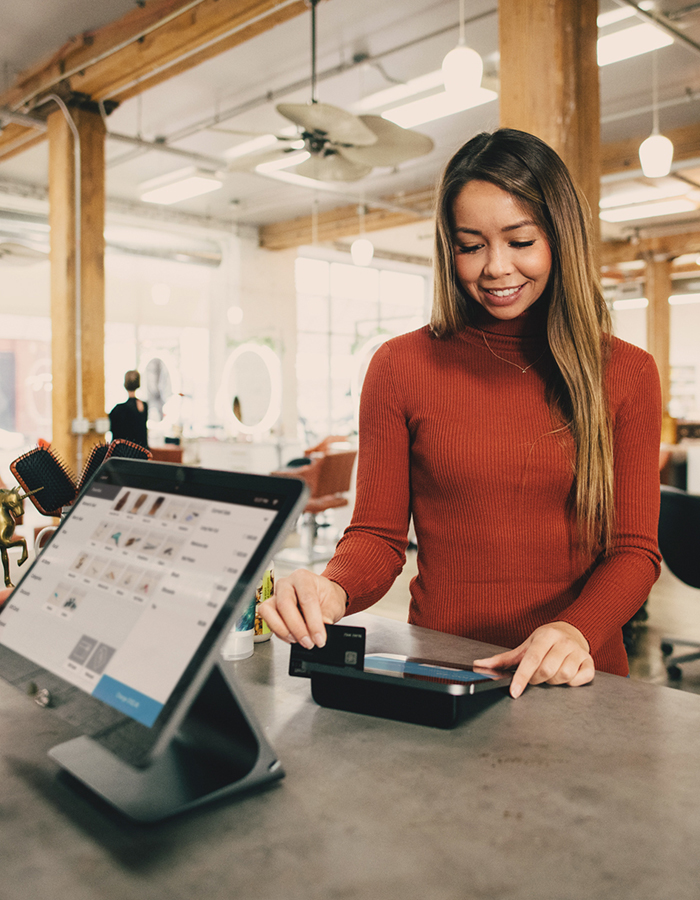 Kunde zahlt an einem POS-Terminal in einem Geschäft mit Karte