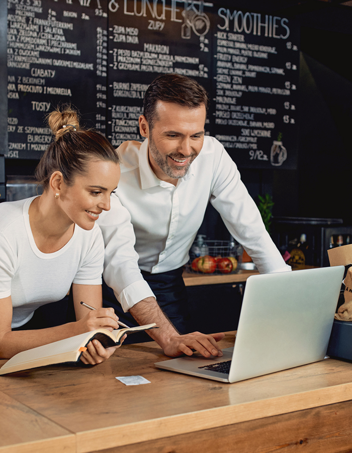 Ein Mann und eine Frau schauen in den Laptop