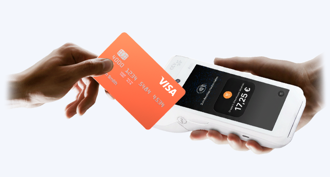 Orangefarbene Visa-Karte wird an ein mobiles Kartenterminal gehalten, das eine Zahlung über 17,25 Euro anzeigt.