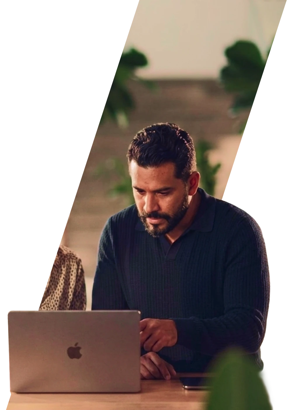 Mann arbeitet am Laptop an einer individuellen Payment- und Integrationslösung für Unternehmen.