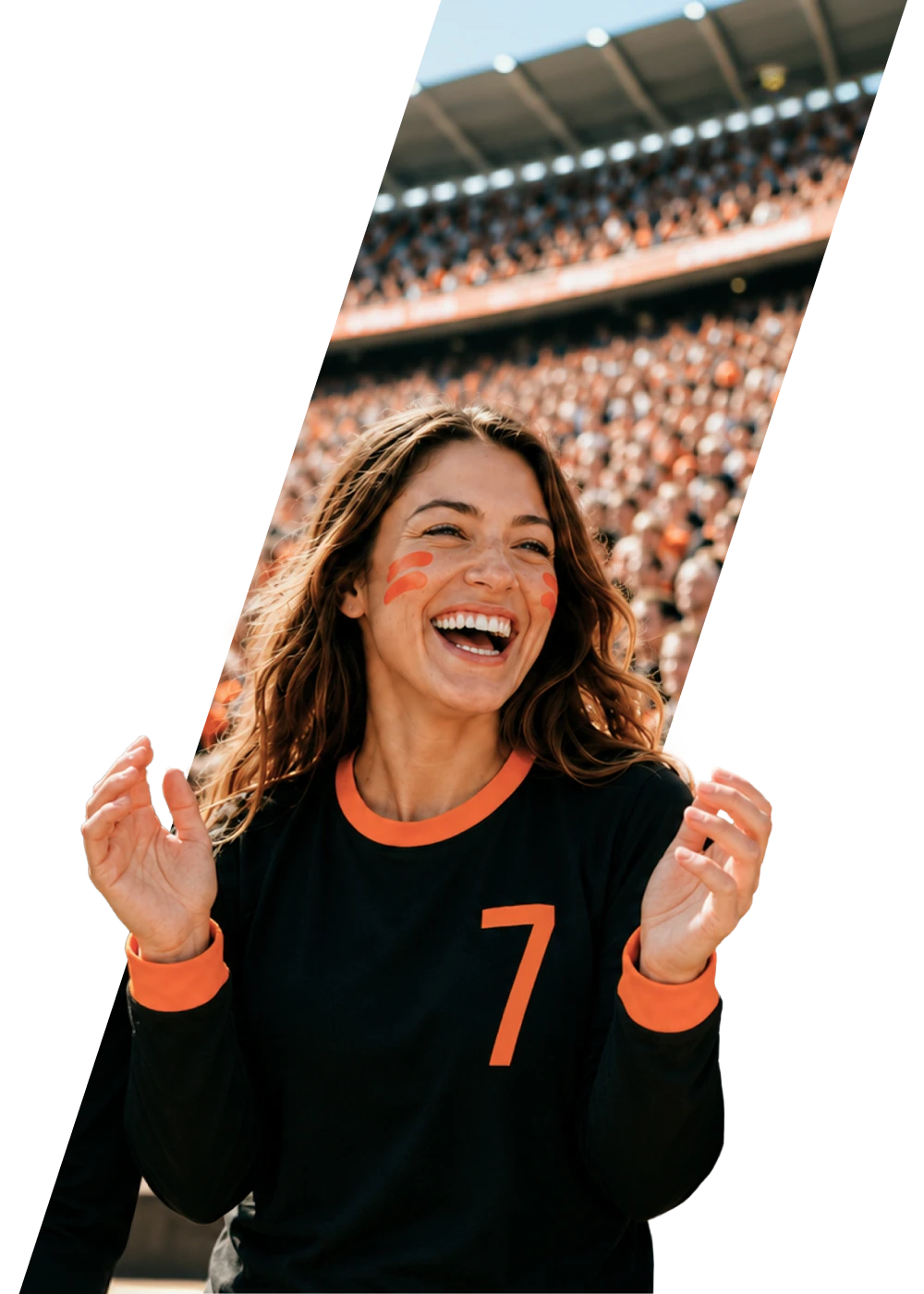 Fröhliche Frau im Stadion mit Fantrikot als Symbol für digitale Loyalty- und Reward-Programme.