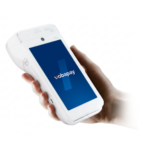Hand hält ein weißes vobapay-Kartenterminal mit blauem Startbildschirm.