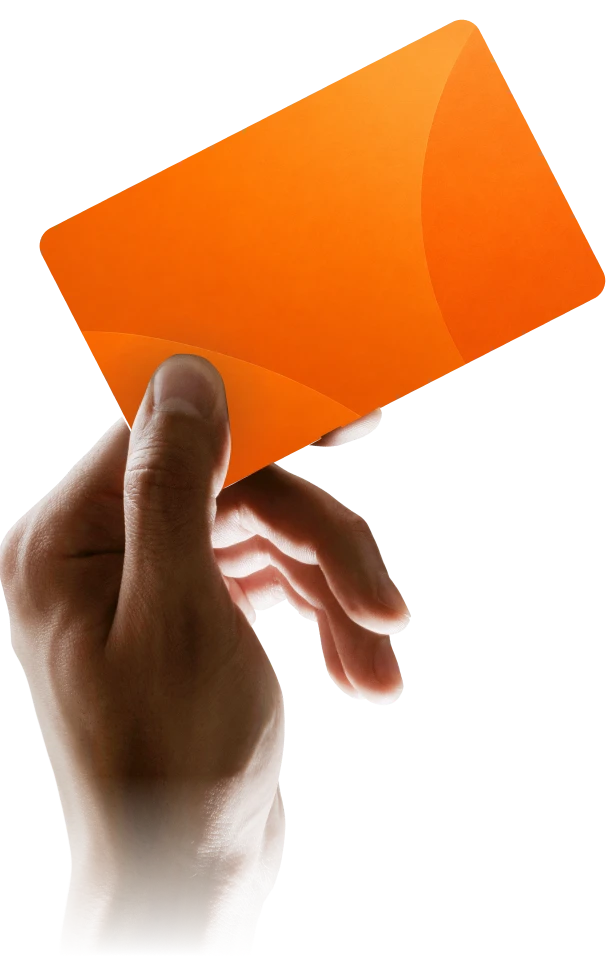 Hand hält eine abstrakt gestaltete orangefarbene Zahlungskarte vor transparentem Hintergrund.