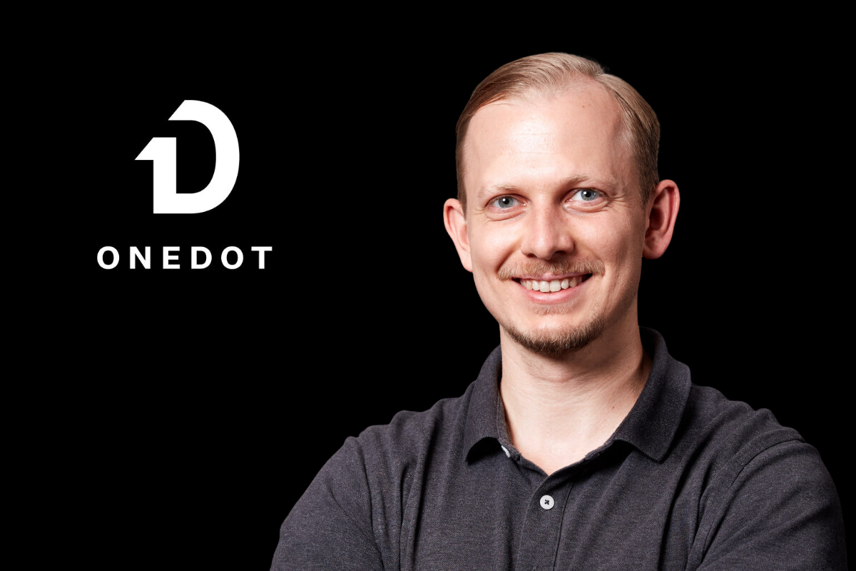 David Lange, Head of E-Commerce bei ONEDOT, im Porträt neben dem ONEDOT-Logo im Rahmen einer Kundenstimme